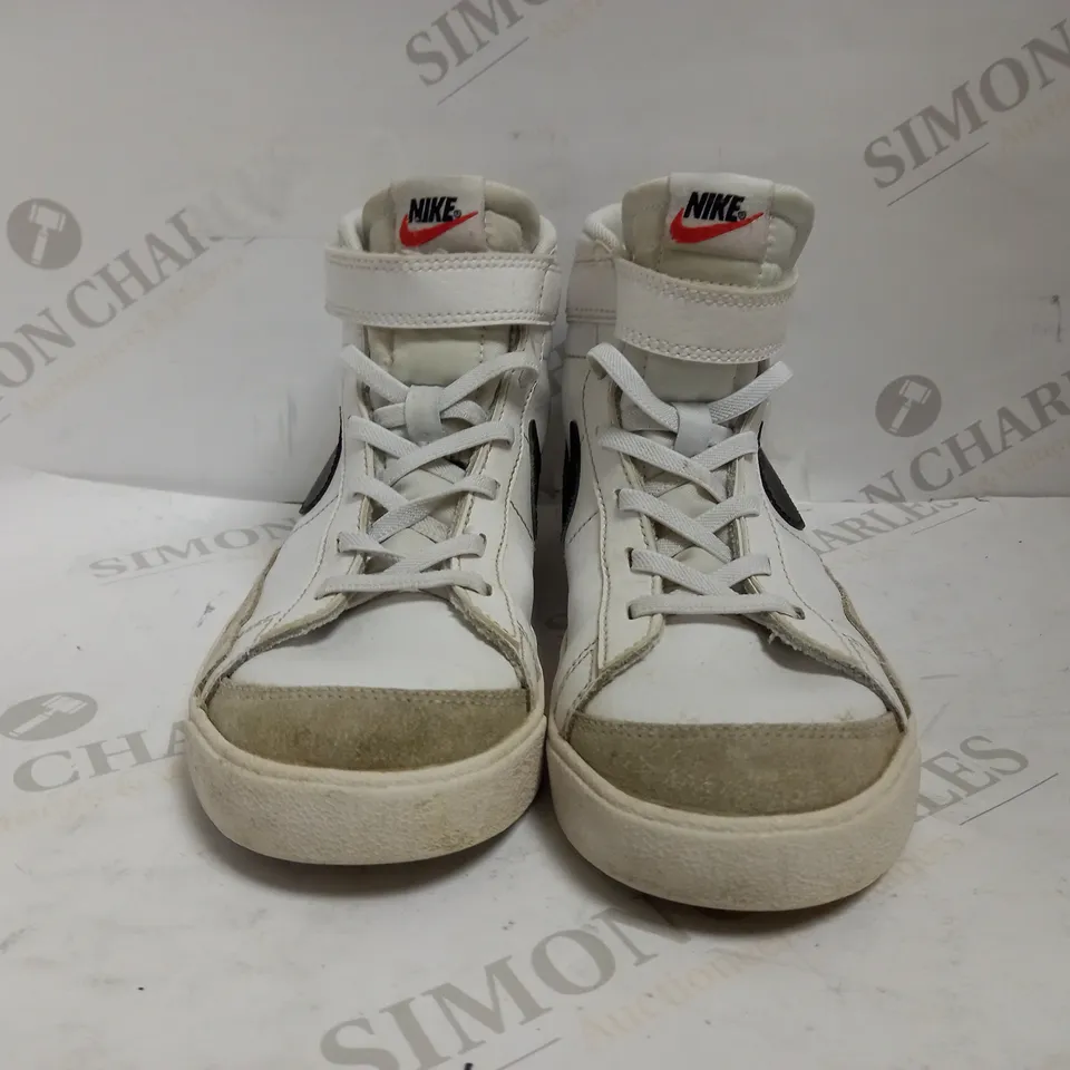 IN THE STYLE OF NIKE KID'S TRAINERS UK SIZE 2