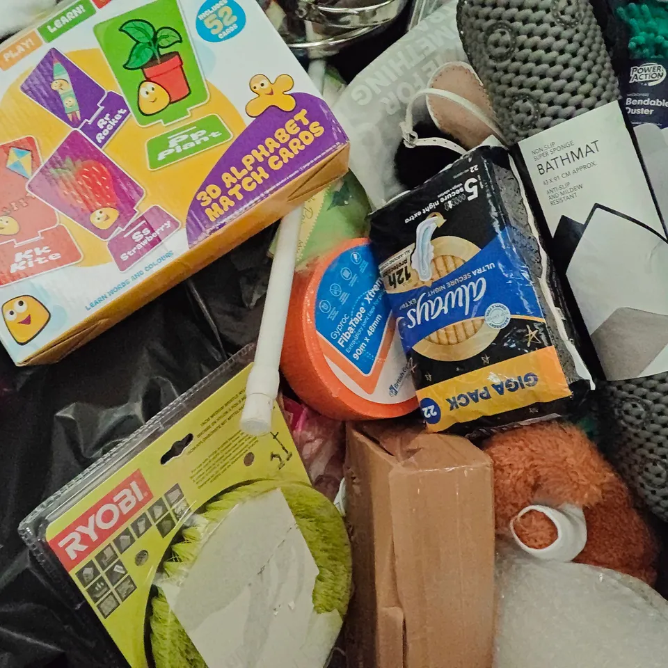 PALLET OF ASSORTED HOUSEHOLD ITEMS TO INCLUDE DUCK FEATHER DUVET,RYOBI NYLON BRUSH HEAD, FITTED SHEETS AND BATHMAT