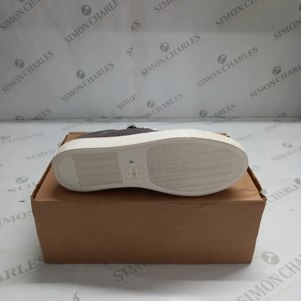 BOXED PAIR OF MAISON DE NIMES LEATHER ZIP SIDE TRAINERS IN PEWTER - SIZE 4