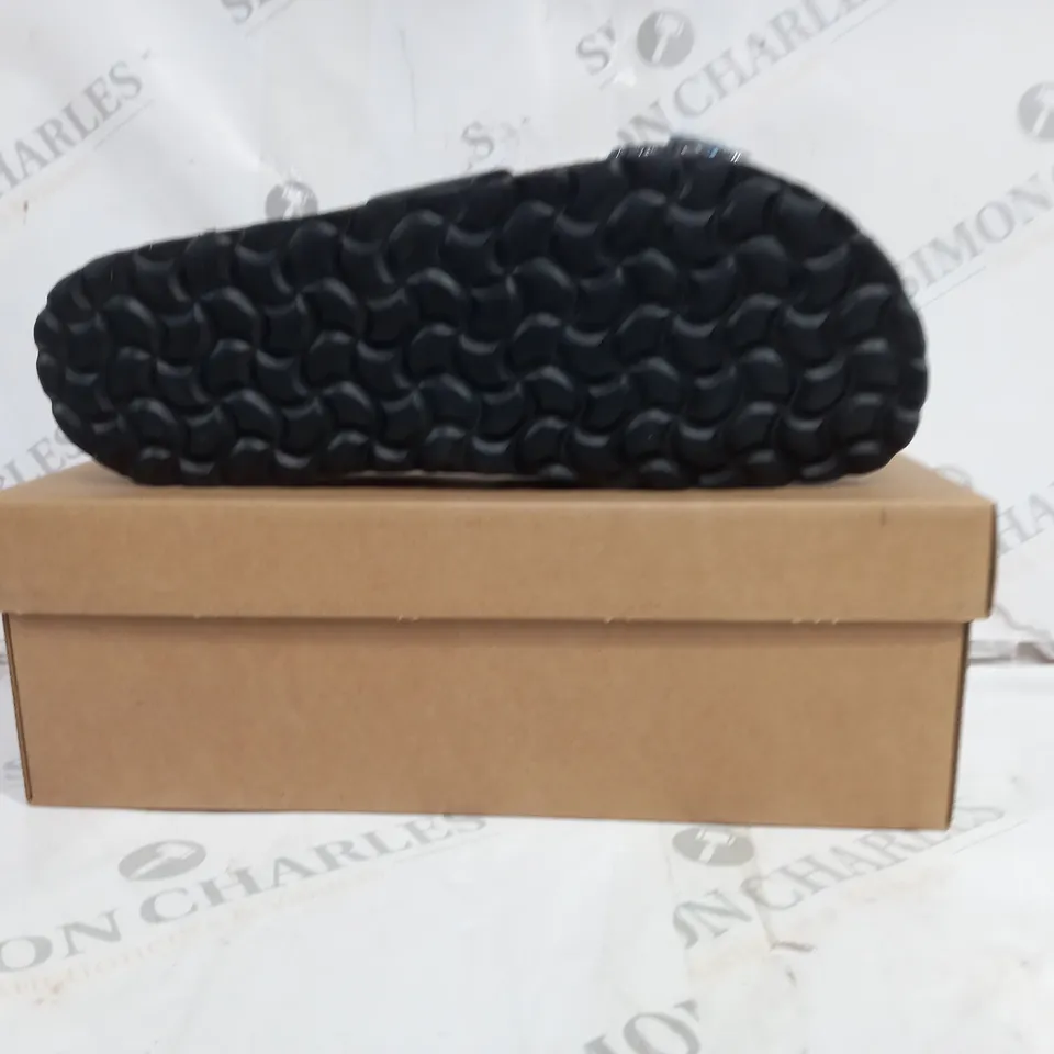 BOXED PAIR OF BONOVA SANDALS BLACK GLITTER SIZE 7