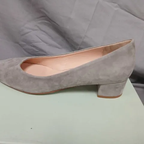 CALPIERRE GREY SUEDE COURT SHOES – UK 7.5 (DC200)