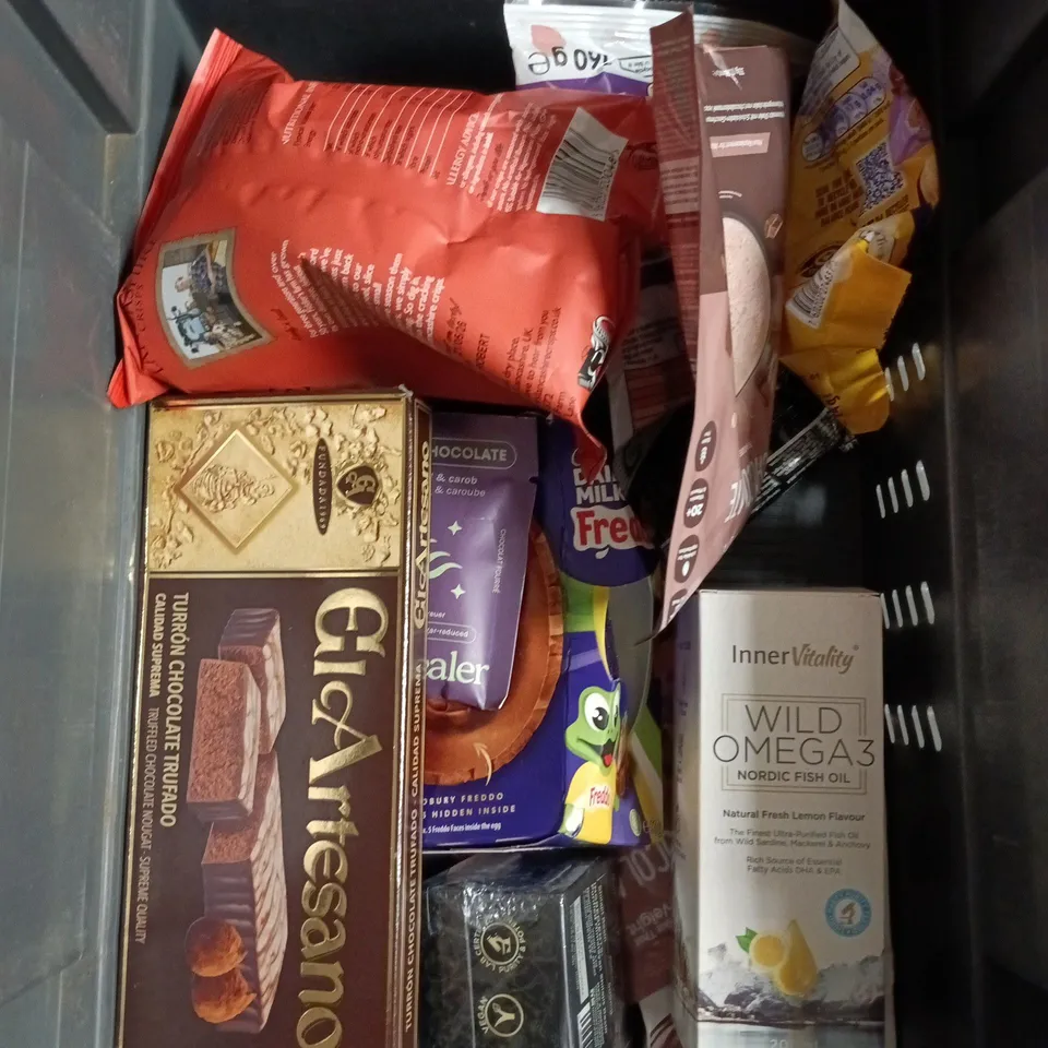 APPROXIMATELY 12 ASSORTED FOOD AND DRINKS ITEMS TO INCLUDE - TONY'S CHOCOLATE CHIP COOKIE BAR, WRIGLEYS EXTRA 5 PACK, IRN-BRU XTRA ETC 