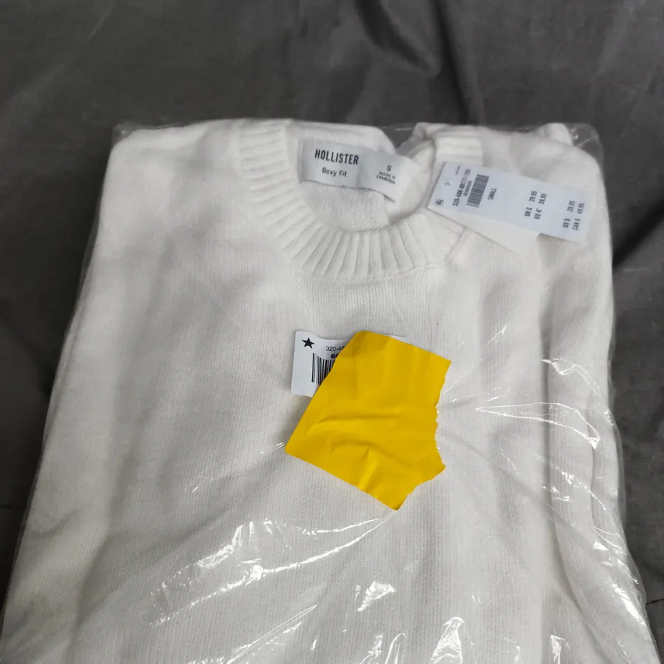 HOLLISTER WHITE BOXY FIT KNIT SWEATER – SIZE S