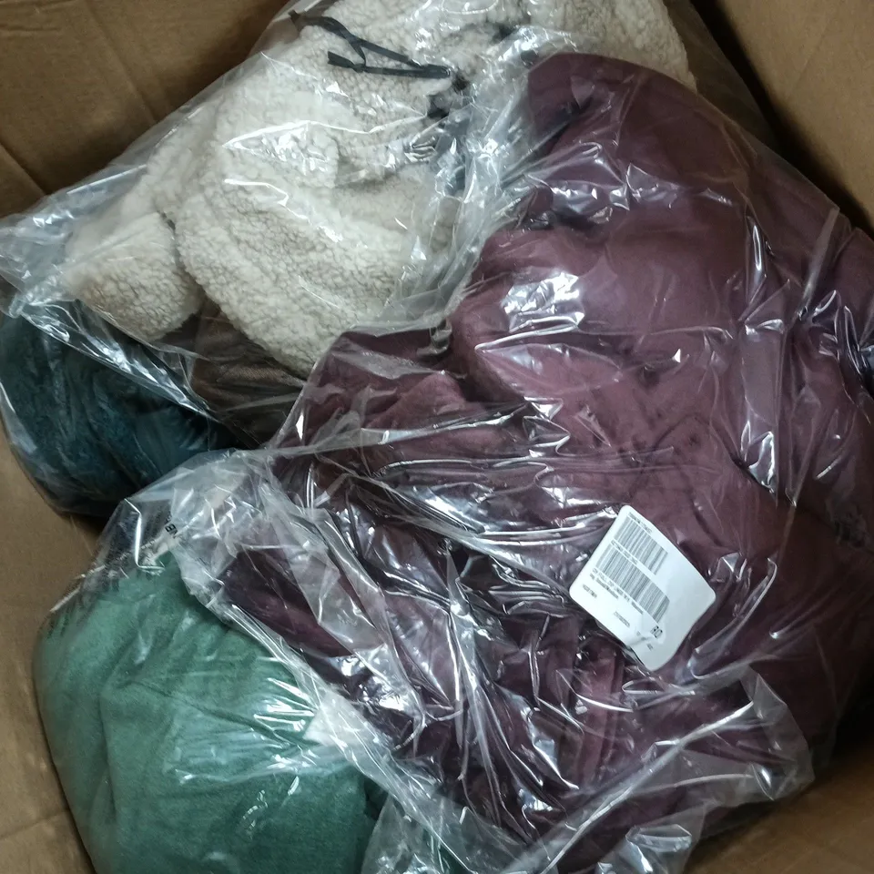 APPROXIMATELY 14 ASSORTED CLOTHING ITEMS IN VARIOUS SIZES, STYLES & COLOURS TO INCLUDE BRANDS SUCH AS CENTIGRADE, WYNNE LAYERS, COZEEHOME, ETC - COLLECTION ONLY