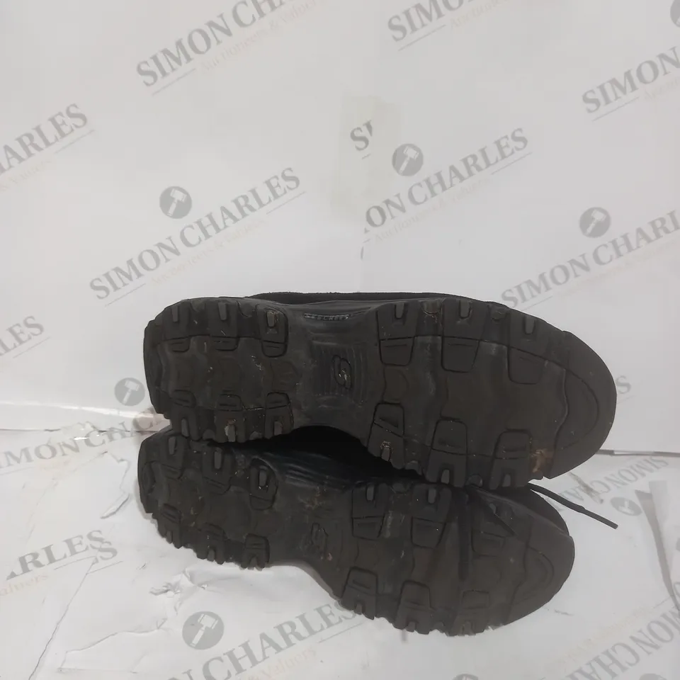 BOXED SKETCHERS D LITES LACE TRAINER IN BLACK SIZE 7