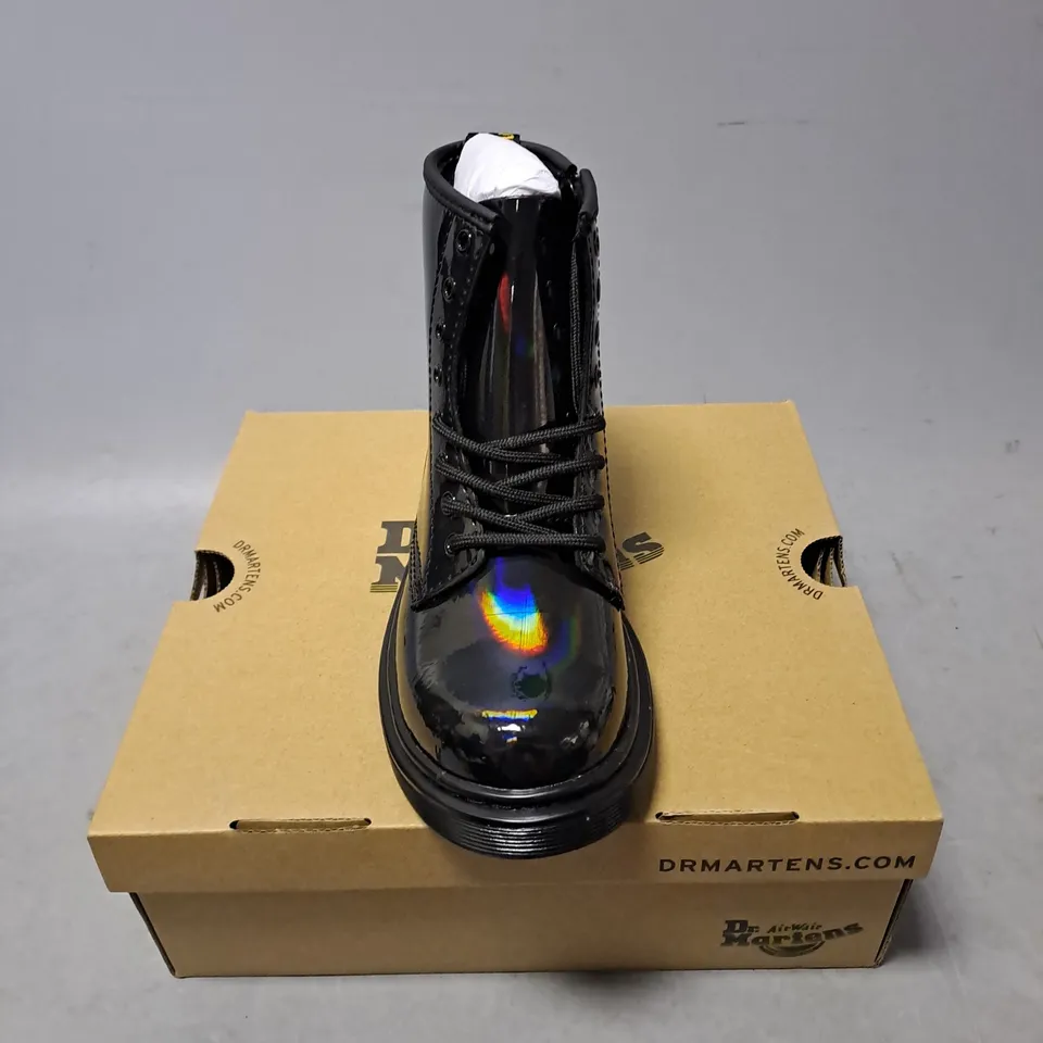 BOXED PAIR OF DR MARTENS CHILD RAINBOW LACE UP BOOT IN BLACK SIZE 1