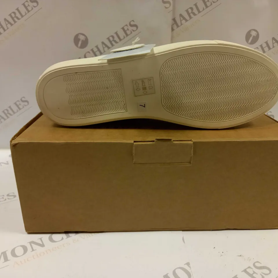 BOXED PAIR OF MAISON DE NIMES LEATHER ZIP SIDE TRAINERS IN WHITE - SIZE 7