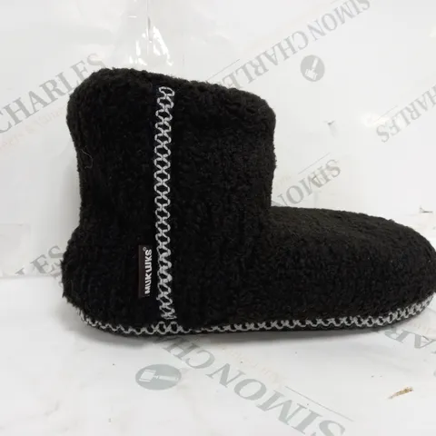 MUK LUKS FREJA BLACK SLIPPERS - SIZE 7