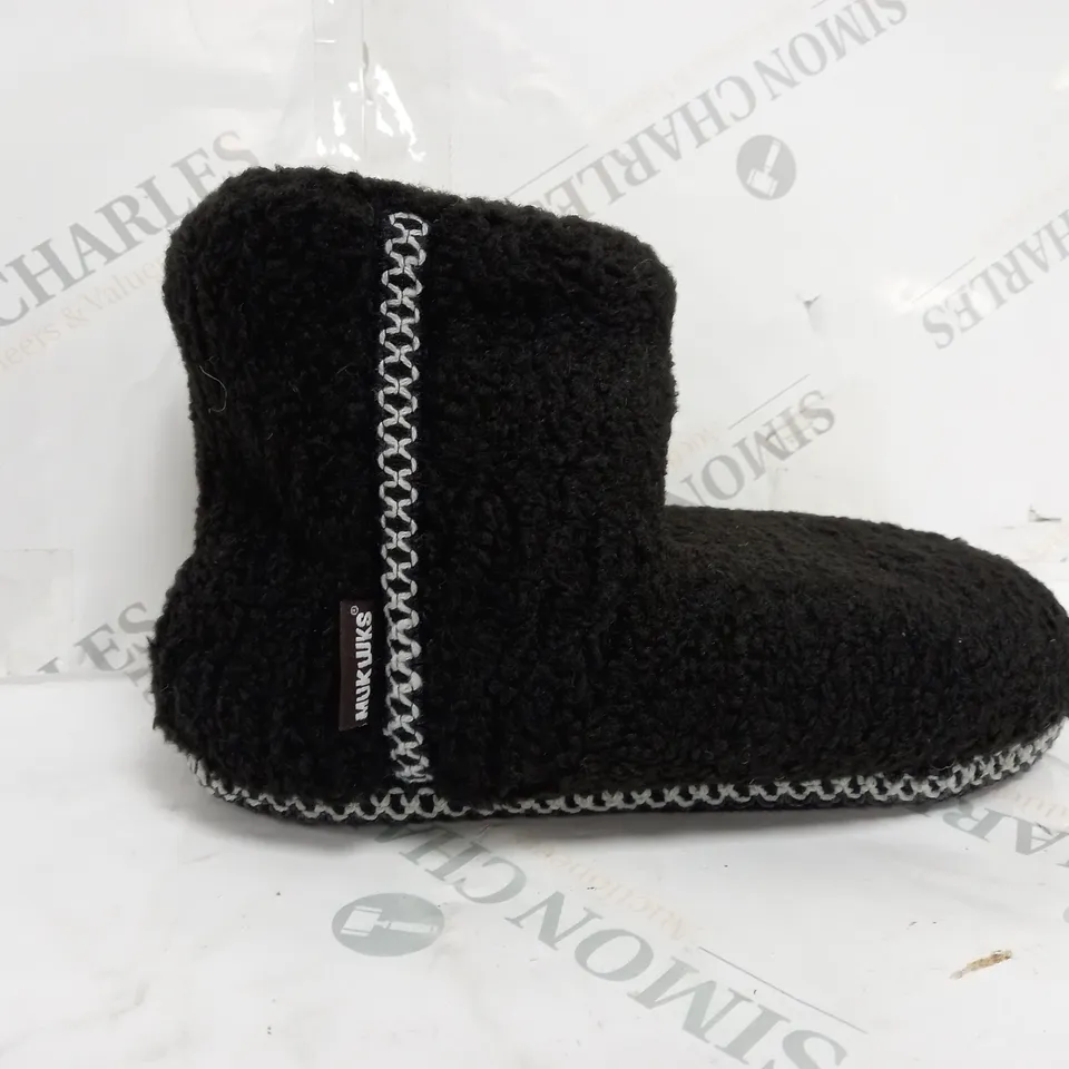 MUK LUKS FREJA BLACK SLIPPERS - SIZE 7