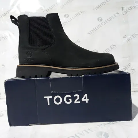 BOXED PAIR OF TOG24 CANYON CHELSEA BOOTS IN BLACK UK SIZE 6