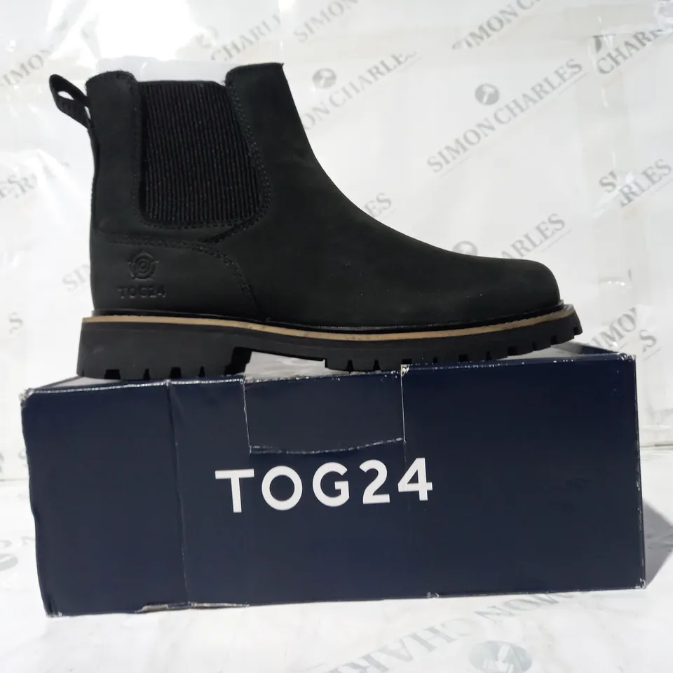 BOXED PAIR OF TOG24 CANYON CHELSEA BOOTS IN BLACK UK SIZE 6