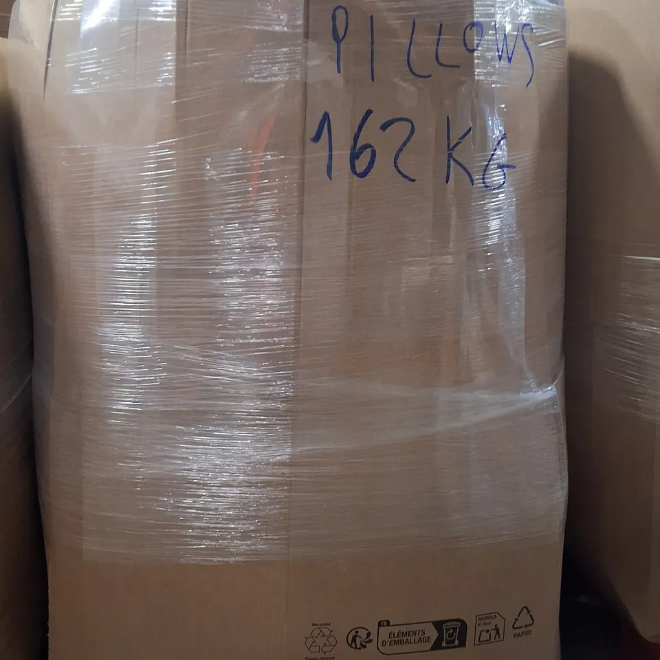 PALLET CONTAINING A LARGE QUANTITY OF PILLOWS