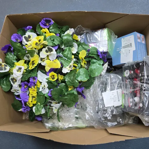 BOX OF ASSORTED GARDEN PRODUCTS TO INCLUDE SOLAR LIGHTS , SOLAR LIGHTS , ETC - COLLECTION ONLY