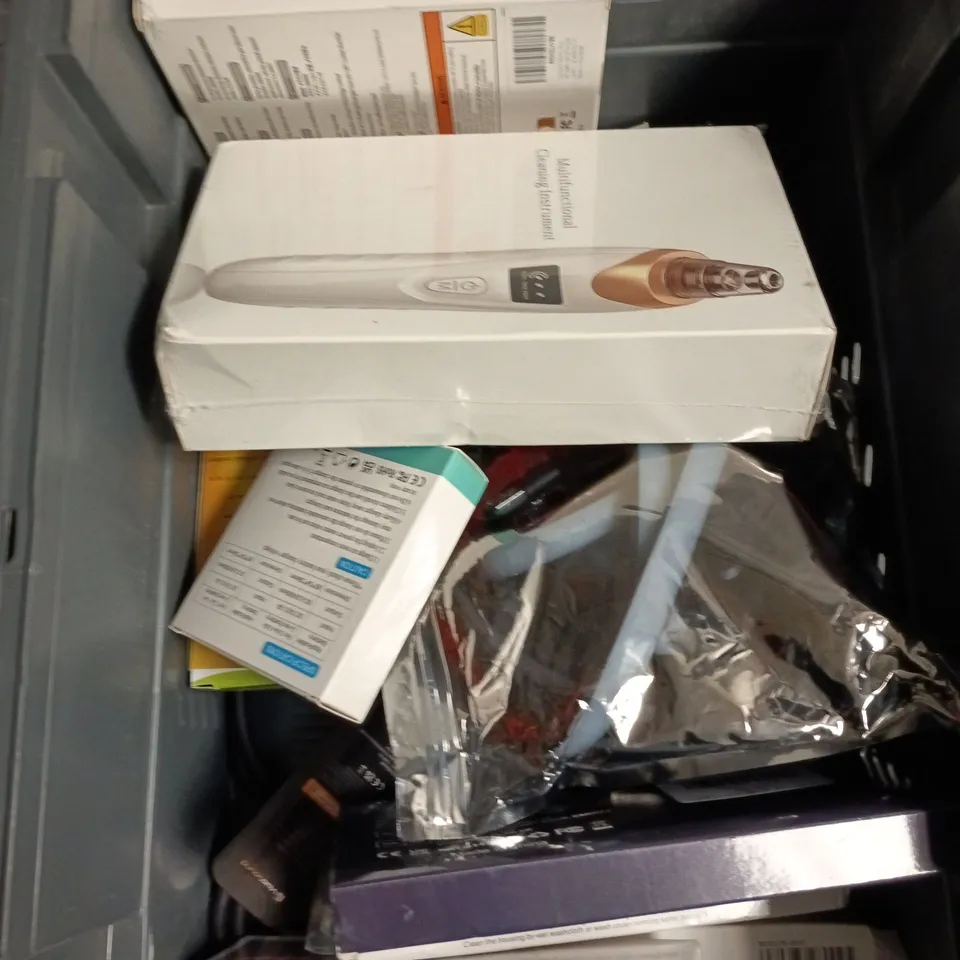 APPROXIMATELY 15 ASSORTED ELECTRICAL PRODUCTS TO INCLUDE BATTERY CHARGER, AUDIO CABLES, LED LIGHTS ETC 