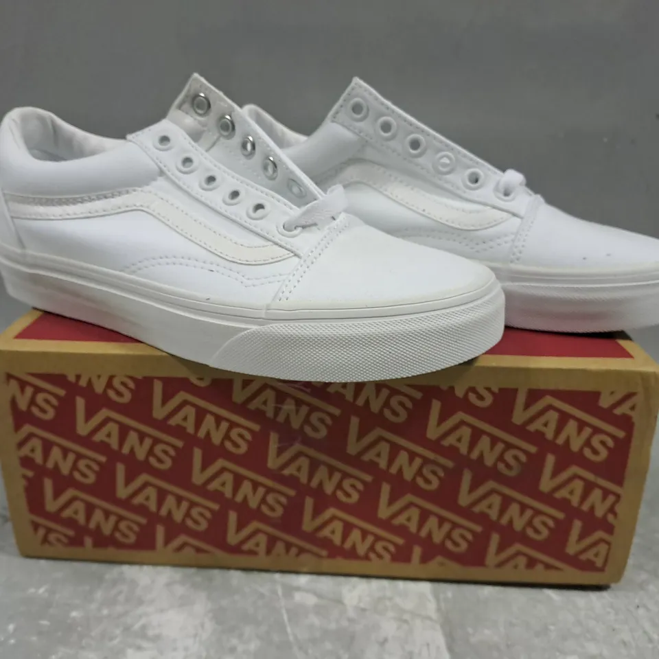 BOXED PAIR OF VANS OLD SKOOL SHOES IN WHITE UK SIZE 3