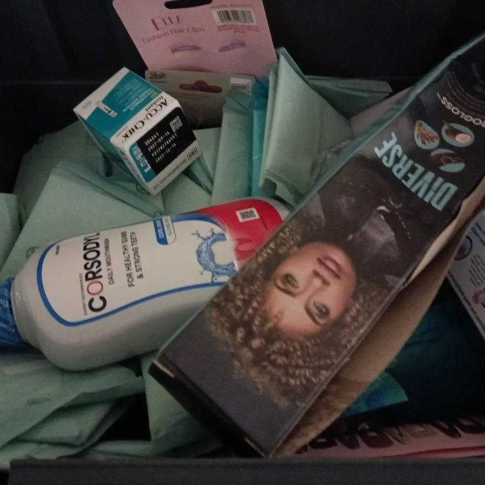 APPROXIMATELY 10 ASSORTED HEALTH & BEAUTY PRODUCTS TO INCLUDE TRESEMME SHINE SHAMPOO, CORSODYL COOL MINT, COLGATE TOOTHPASTE, ETC - COLLECTION ONLY