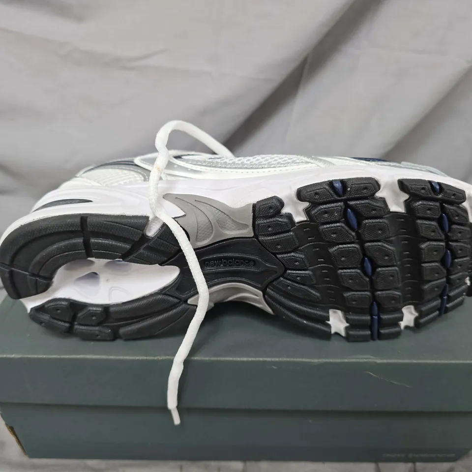 BOXED PAIR OF NEW BALANCE 530 SNEAKERS – WHITE, MEN'S - SIZE 6