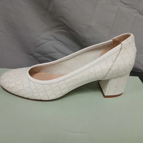 CALPIERRE DC210 WHITE CROCODILE-PRINT PUMPS – UK 3.5 (EU 36) WOMEN'S