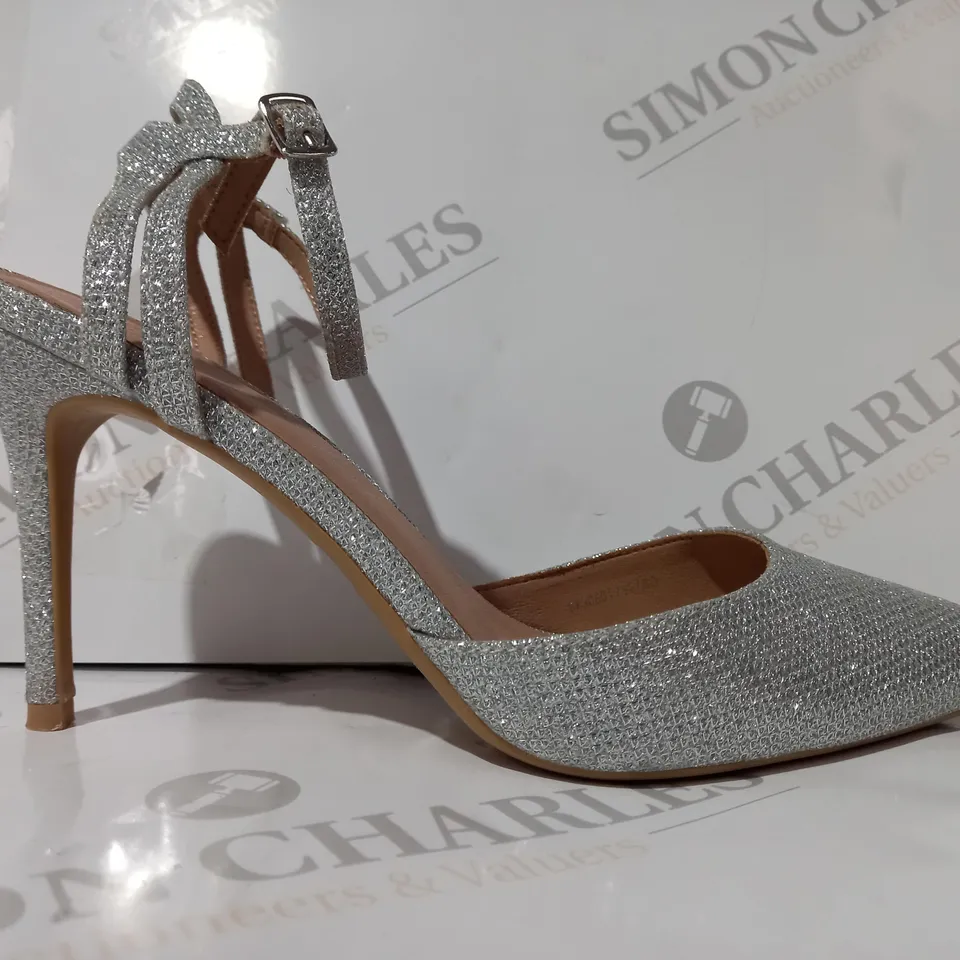 BOXED PAIR OF NEW LOOK POINTED TOE HIGH HEELS IN SILVER W. GLITTER EFFECT UK SIZE 6