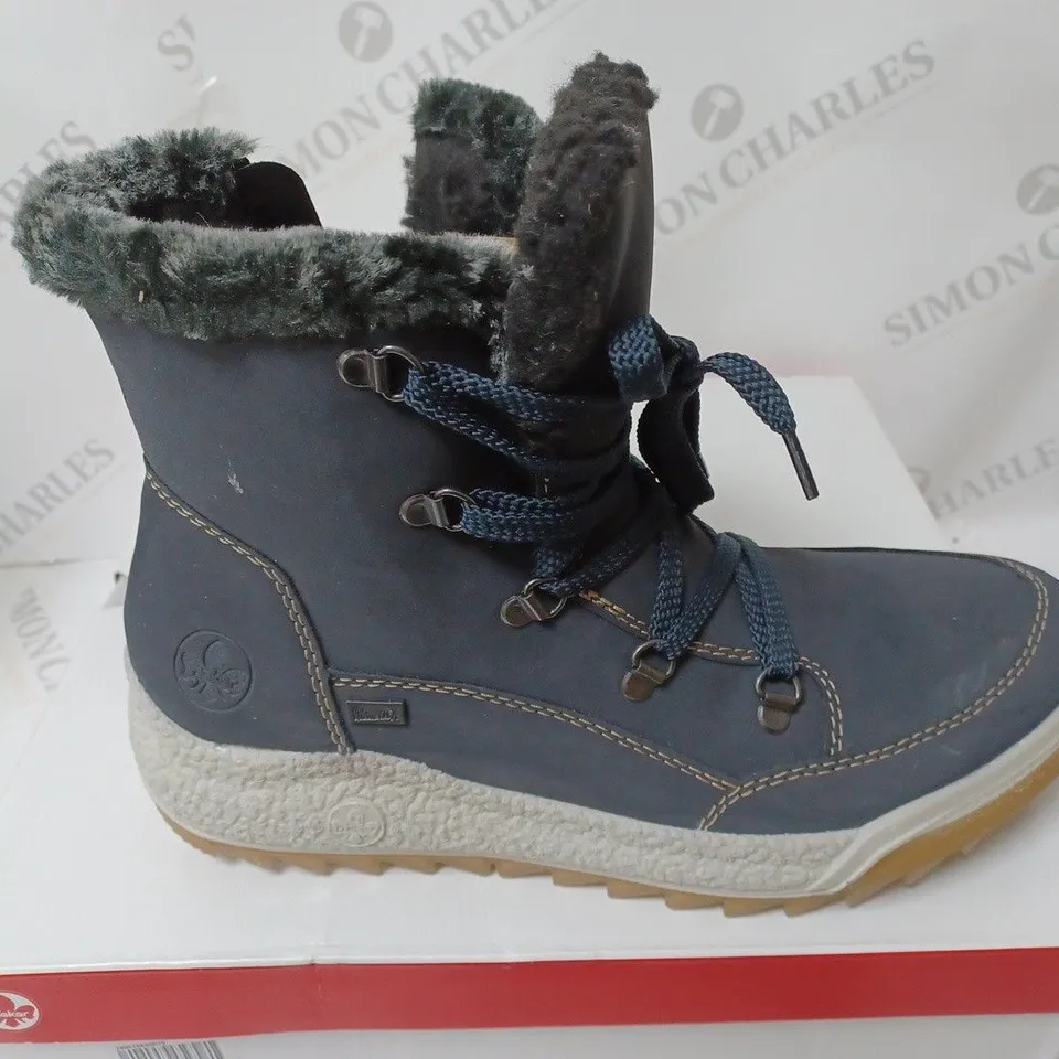 BOXED PAIR OF RIEKER WATER RESISTANT WARM LINED HIKING BOOTS, NAVY - SIZE 7.5