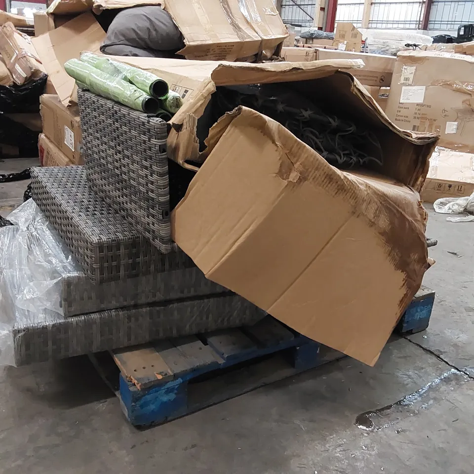 PALLET OF ASSORTED GARDEN FURNITURE PARTS