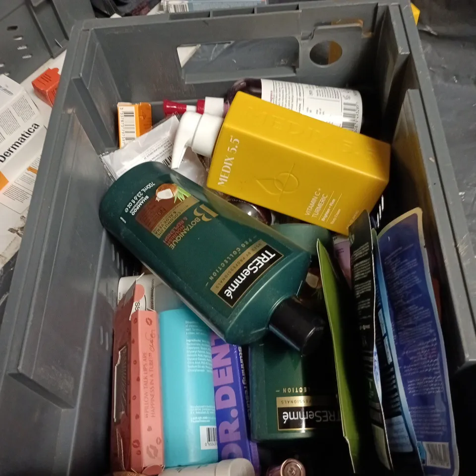 APPROXIMATELY 15 ASSORTED ITEMS OF COSMETICS INCLUDING PETROLEUM JELLY, TRESEMME BOTANIQUE SHAMPOO, VASELINE ORIGINAL AND MEDIX 5.5 BODY CREAM