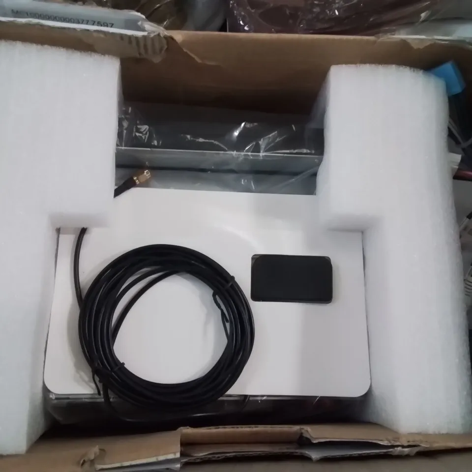LARGE BOX CONTAINING ASSORTED CAR MULTIMEDIA SYSTEM INTERFACES // MODELS VARY