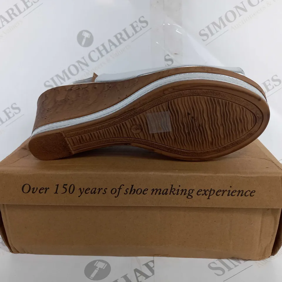 BOXED CUSHION WALK PLATFORM OPEN TOE SANDAL - SIZE 6