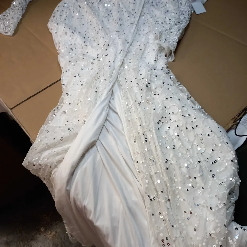 LACE & BEADS WHITE/SEQUIN DETAILED STATEMENT OCCASION GOWN - SIZE 22