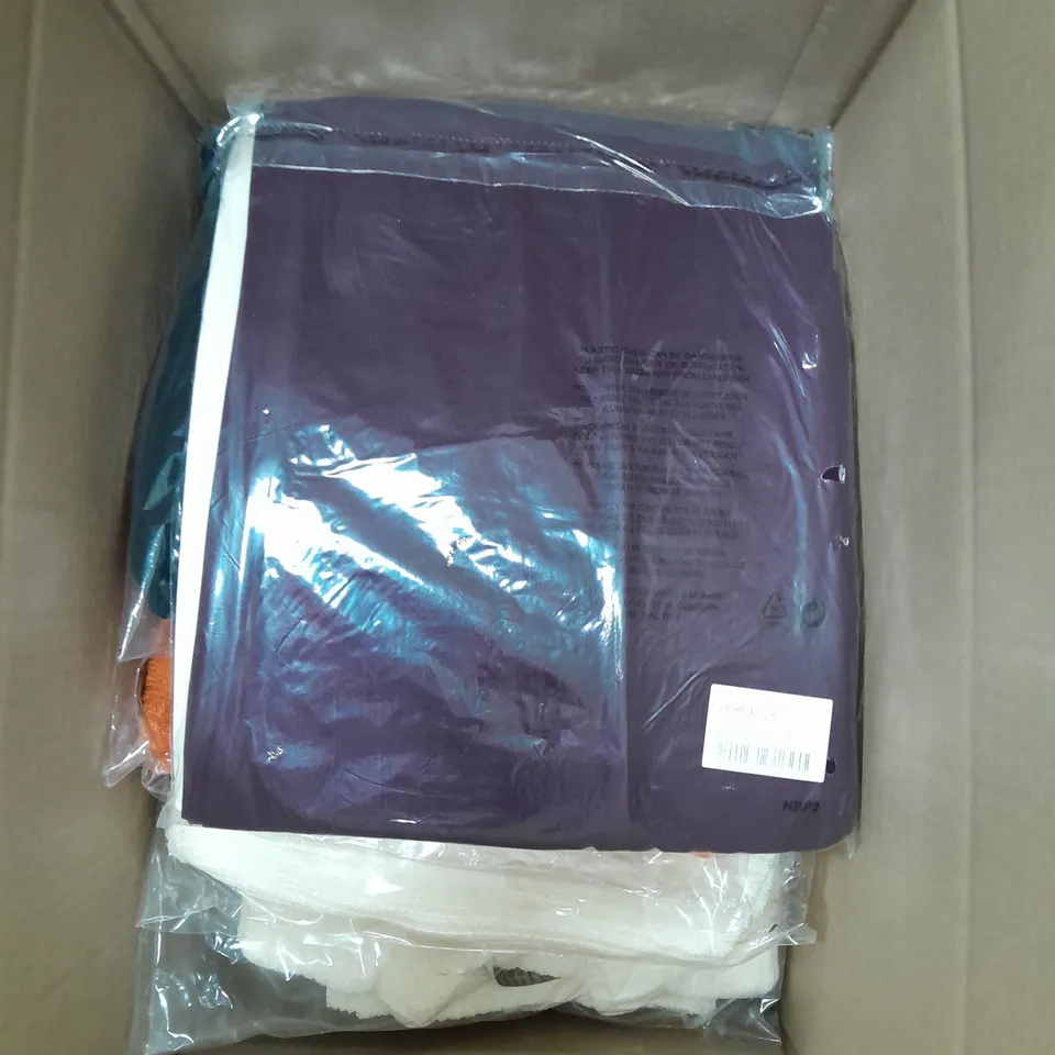 LOT OF APPROX 16 CLOTHING ITEMS IN VARIOUS STYLES, COLOURS AND SIZES 