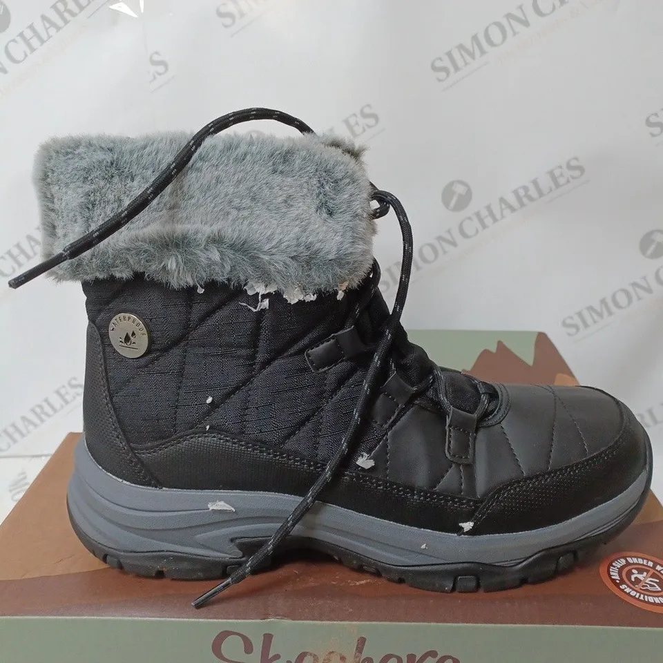 BOXED PAIR OF SKECHERS TREGO BOOTS IN BLACK UK SIZE 5