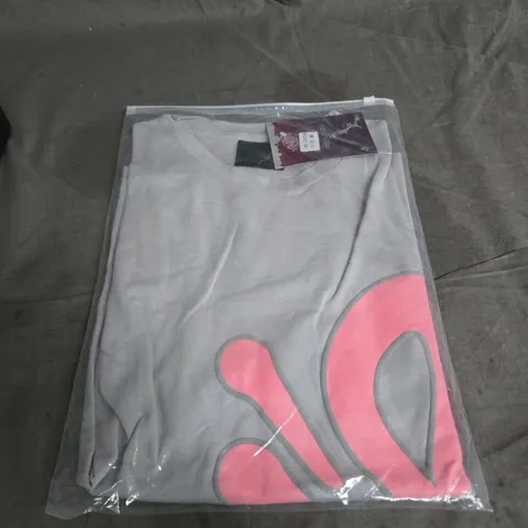 SYNA GREY T-SHIRT WITH PINK GRAPHIC DESIGN – SIZE M 