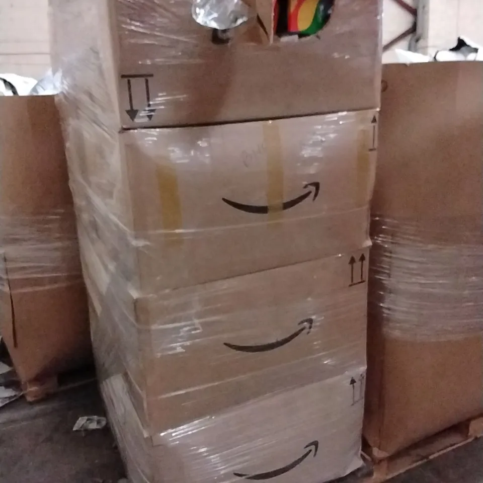 PALLET CONTAINING A LARGE QUANTITY OF PHONE CASES,SCREEN PROTECTORS