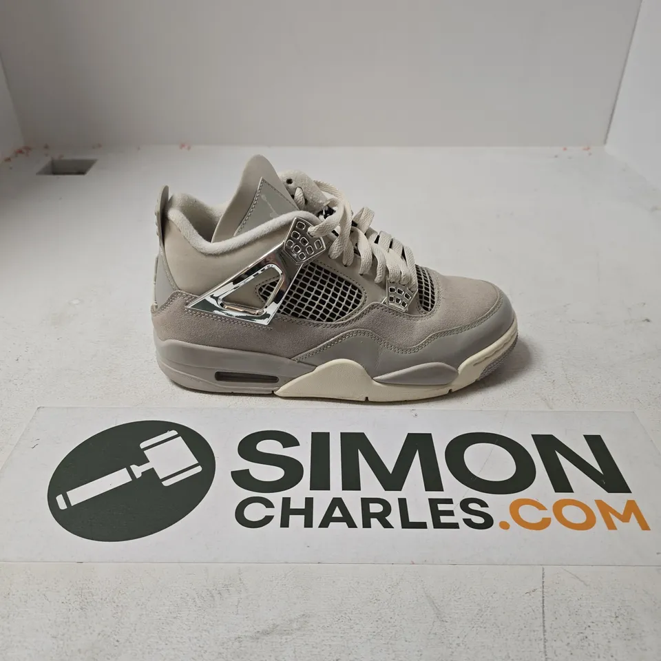 UNBOXED PAIR OF NIKE AIR JORDAN FLIGHT TRAINERS IN GREY - UK 5