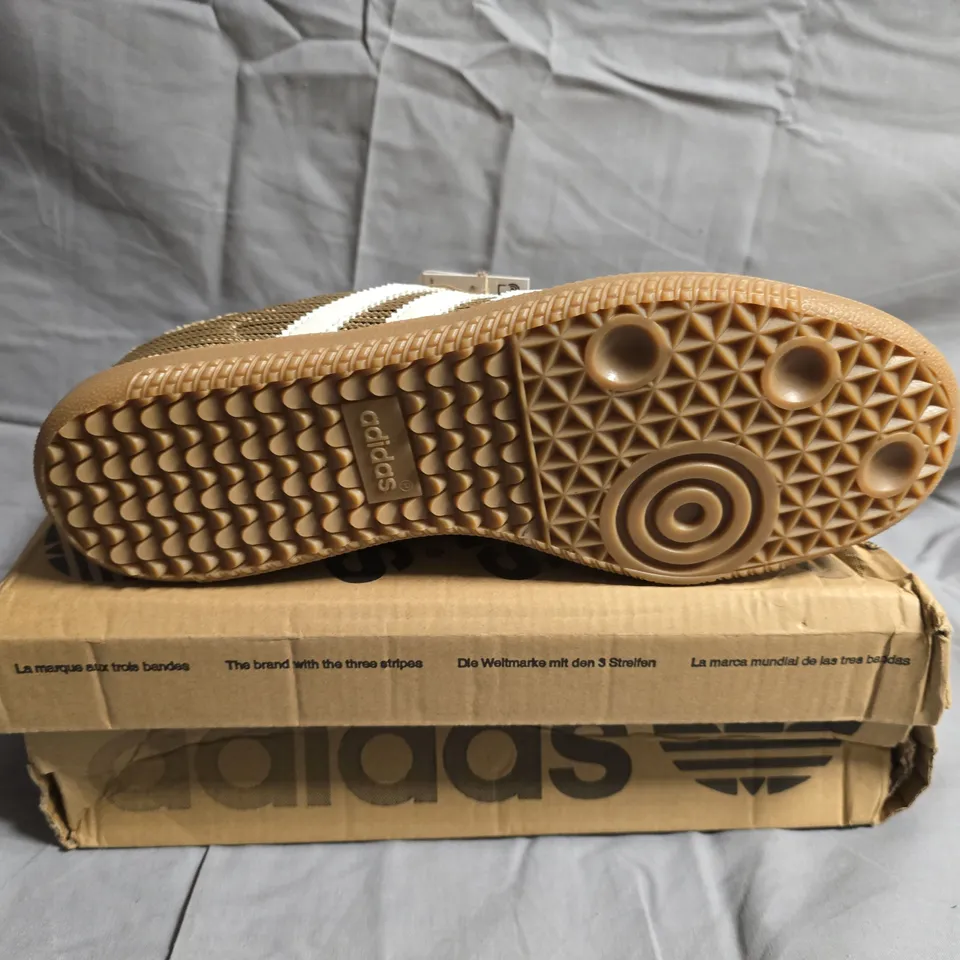 BOXED PAIR OF ADIDAS SAMBA OG TRAINERS - UK SIZE 7 