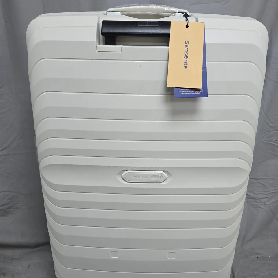 SAMSONITE HARD-SHELL SUITCASE – LIGHT GREY, 4-WHEELS