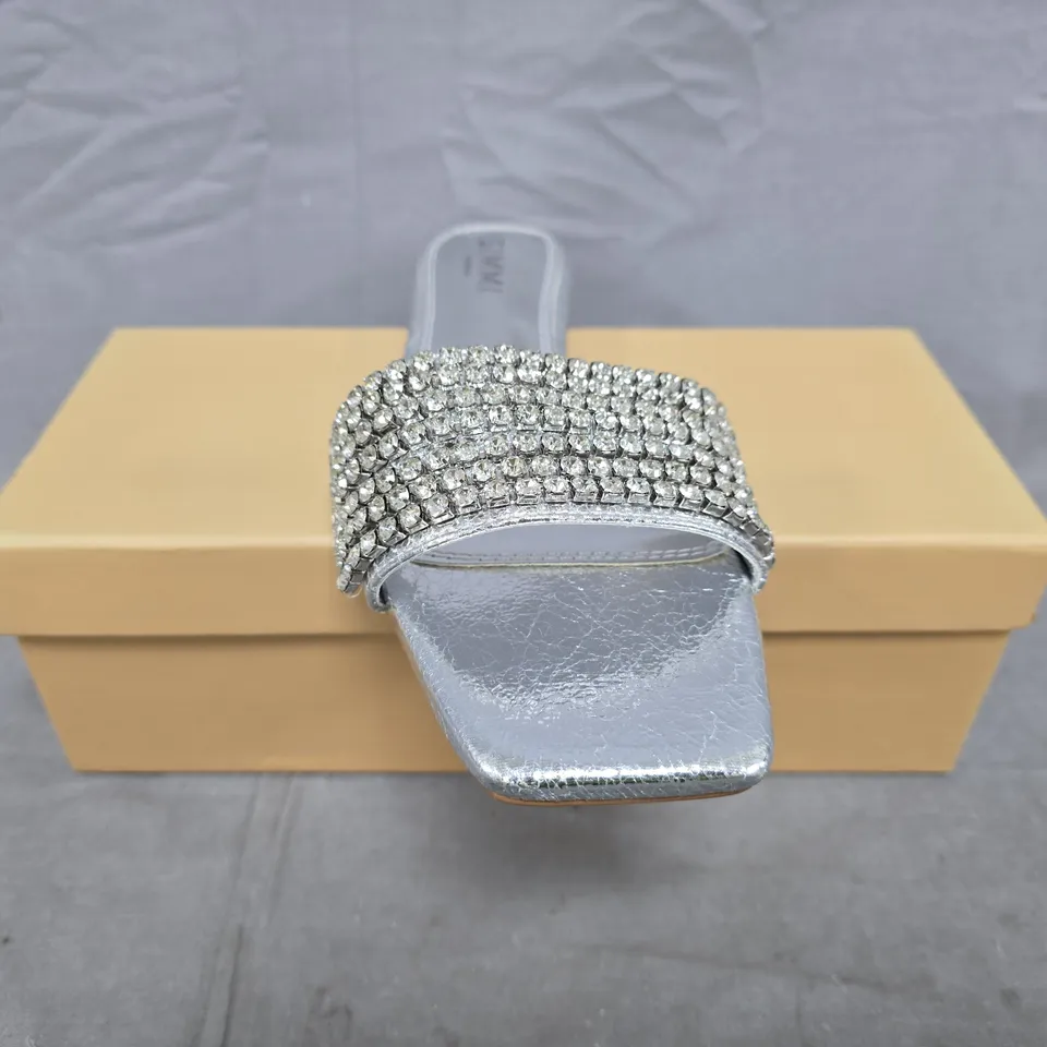 BOXED PAIR OF SIMMI LONDON OPEN TOE FLAT SANDALS IN METALLIC SILVER SIZE UK 5