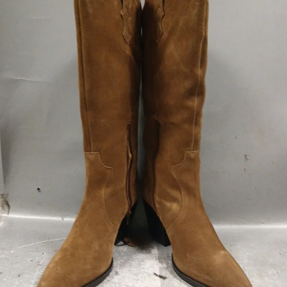 BOXED PAIR OF OFF THE HOOK KNEE-HIGH WESTERN BOOTS IN COGNAC SIZE UK 8