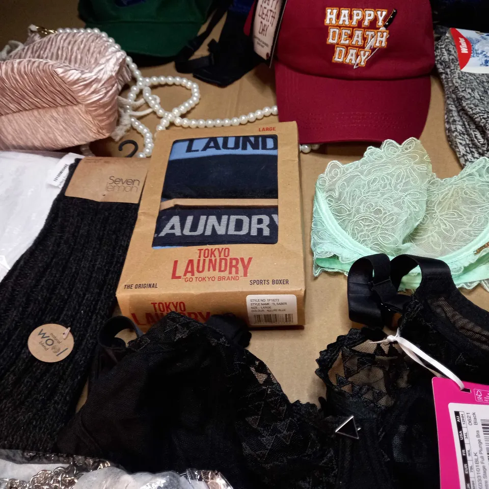 LOT OF APPROX. 15 ASSORTED CLOTHING ACCESSORIES  IN VARYING SIZES/COLOURS/STYLES TO INCLUDE: BRA'S, SOCKS, HATS
