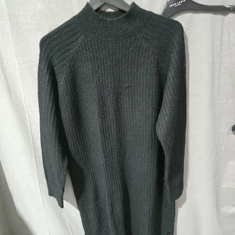 BOX OF APPROXIMATELY 25 CLOTHING ITEMS INCLUDING: BLACK TURTENECK JUMPER, FURCOAT AND ELLESSE SHORTS