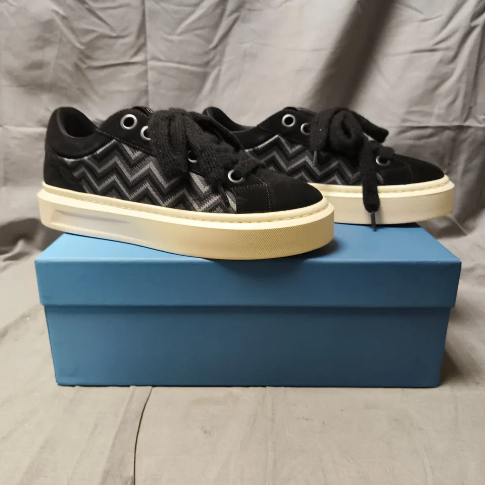 BOXED PAIR OF CLEENS SHOES IN BLACK/GREY SIZE UK 8