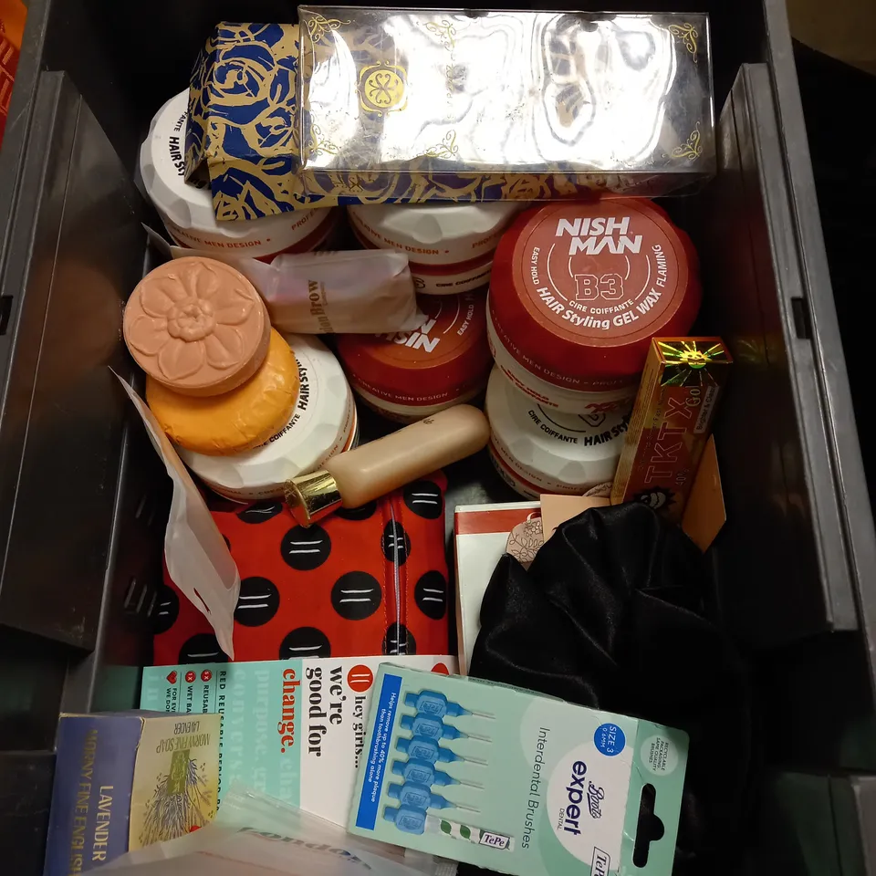 LOT OF HOUSEHOLD ITEMS TO INCLUDE NISH MAN B3 CIRE COIFFANTE, ETC