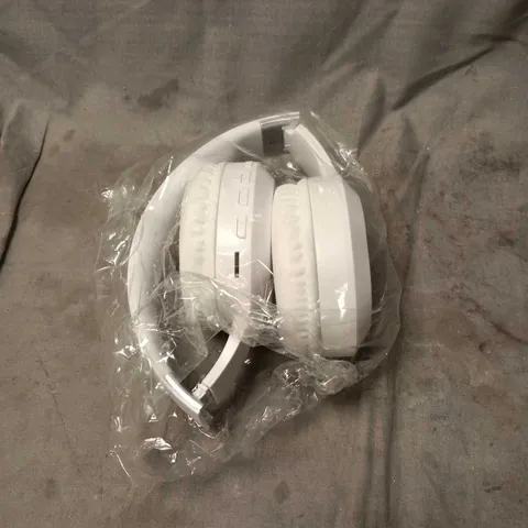 WHITE WIRELESS ON-EAR HEADPHONES – BOXED