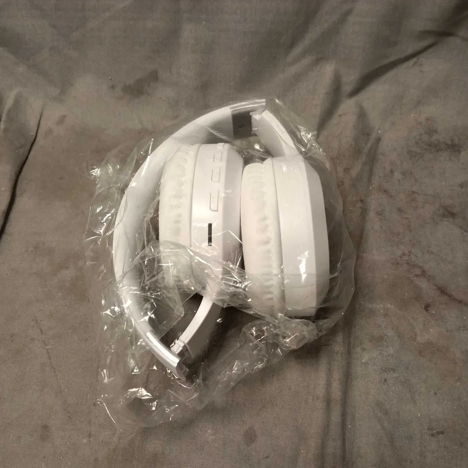WHITE WIRELESS ON-EAR HEADPHONES – BOXED