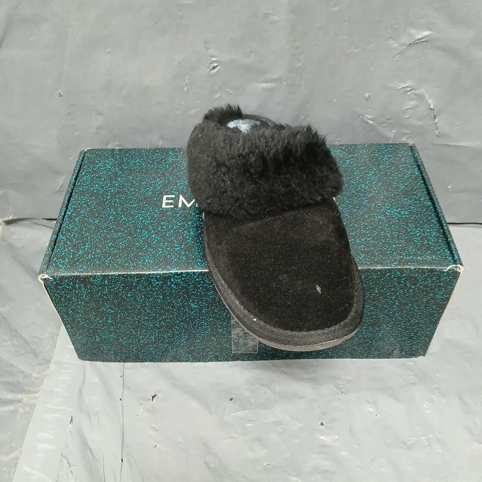 PAIR OF EMU AUSTRALIA NEST JOLIE SHEEPSKIN SLIPPERS IN BLACK SIZE 6 