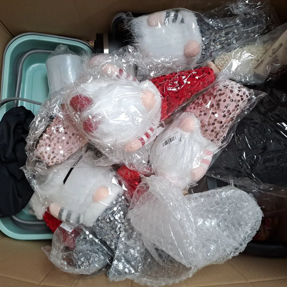 BOX OF APROXIMATELY 12 ASSORTED HOUSEHOLD ITEMS TO INCLUDE BOTTLES , FOOD SLICER , DUVET 