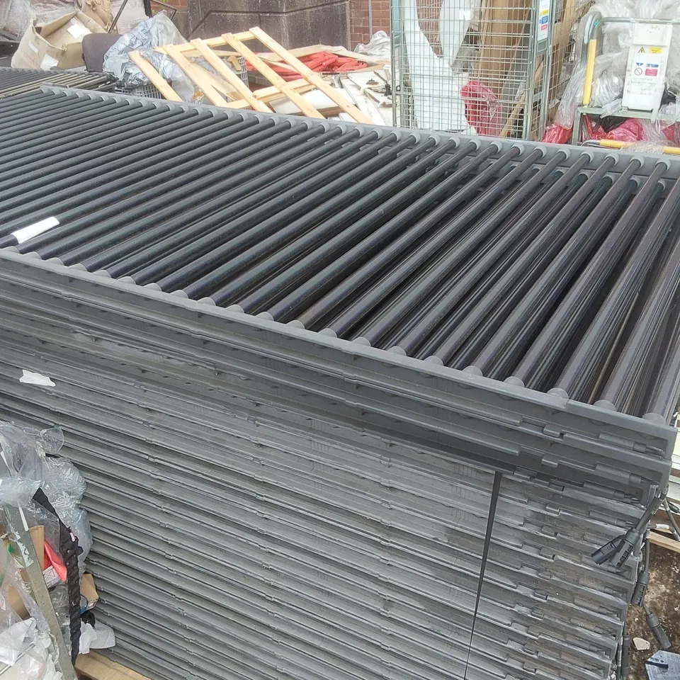 PALLET CONTAINING A LARGE QUANTITY OF SOLAR PANELS