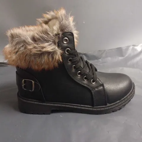 PAIR OF LILLEY FAUX FUR LINED BOOTS IN BLACK - 4