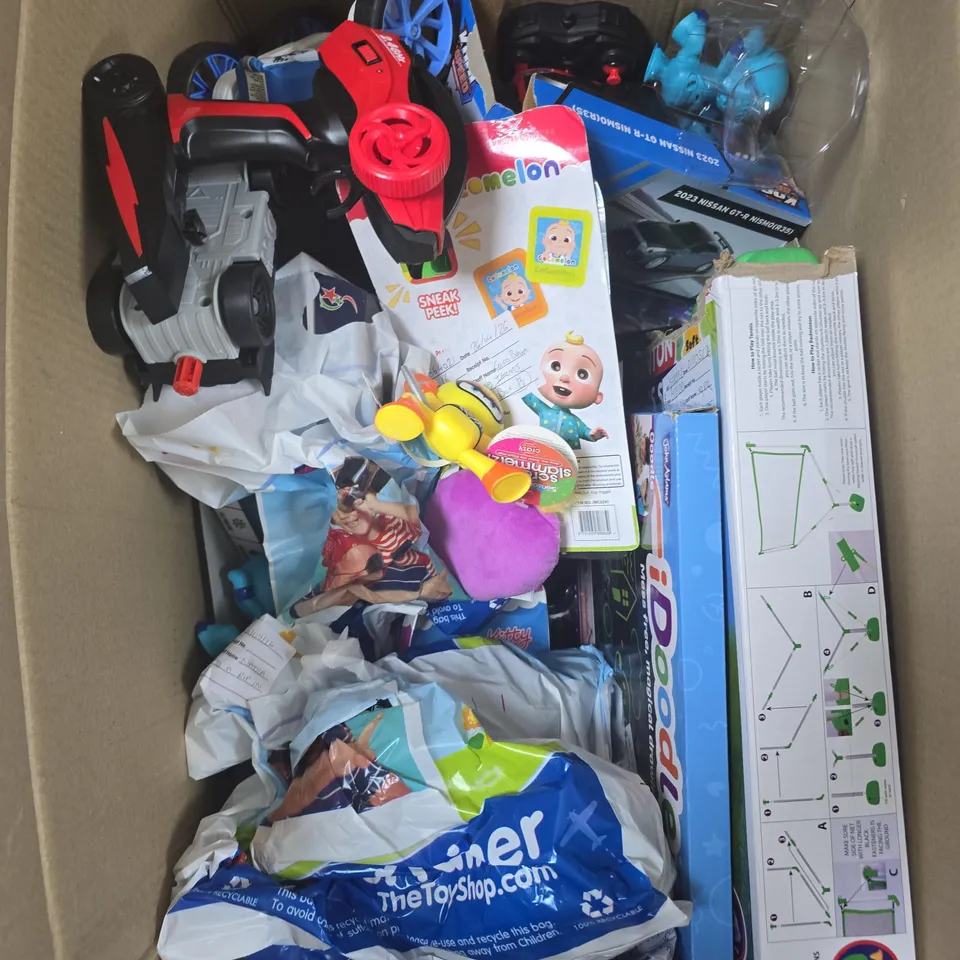 APPROXIMATELY 15 ASSORTED TOYS & GAMES PRODUCTS TO INCLUDE PLUSH TOY, RC CAR, ACTION FIGURES ETC 