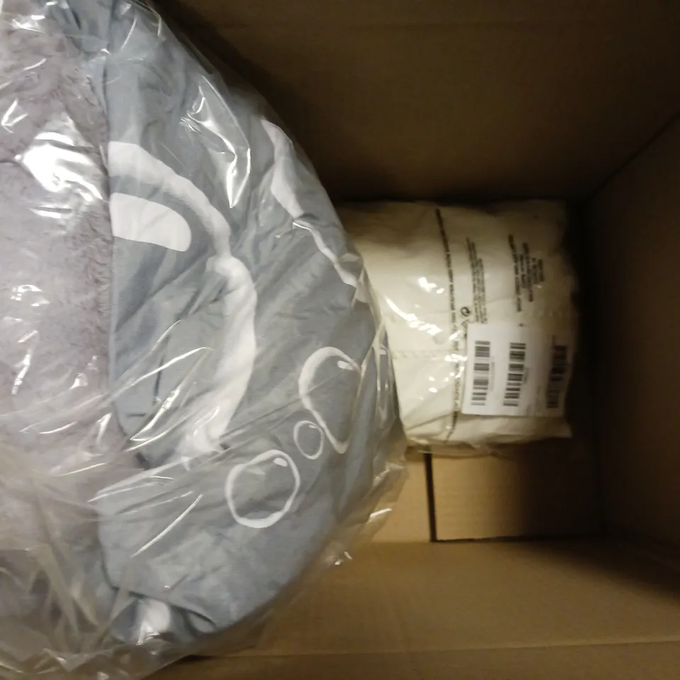 BOX OF APPROXIMATELY 5 ASSORTED ITEMS TO INCLUDE - BATHMAT , DEEP FITTED SHEET SUPERKING , PUFFER JACKET SIZE 14 ETC